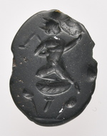 Horus mit Peitsche und erhobener Hand auf Lotoskelch mit zwei Blüten