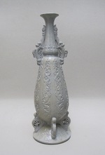 Flaschenförmige Vase mit Reliefdekor