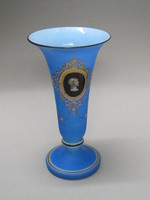 Vase in Flötenform mit Medaillon