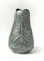 Vase mit pfeilkrautähnlichem Blatt- und Beerendekor (Nr. 4179)