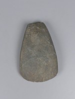 Steinbeil aus Felsgestein (Dechsel)
