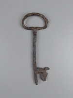 Eisenfragmente, darunter ein Schlüssel