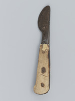 vollständig erhaltenes Messer mit Knochengriff