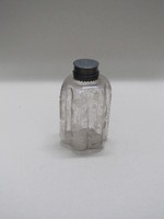 Kleine geschnittene Flasche aus Kristallglas mit eingeschraubtem Deckel und Darstellung von Tieren und Pflanzen