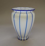 Vase mit blauen vertikalen Streifen