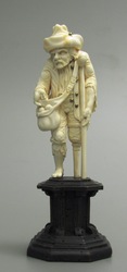 Elfenbeinfigur eines Bettlers mit Holzbein und Umhängetasche