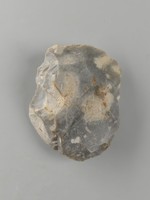 Kernbeilartiges Artefakt aus Feuerstein