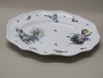 Ovale Platte mit geschweiftem Rand und Blumen (zwei Sträuße, Nelken, Rosen)