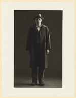 Ganzkörperportrait von Josef Beuys, aus der Serie "VIPs der documenta 5, 1972", fotografiert von Heyne, Neusüss, Pfaffe.