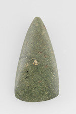 spitznackiges Steinbeil aus Jadeit