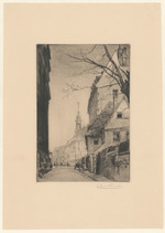 Blick in eine Straße mit Glockenturm