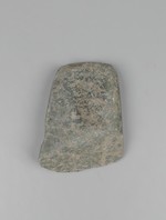 Steinbeil (Dechsel) aus Felsgestein