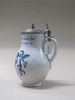 Birnförmiger Krug mit Zinndeckel und Engeln, die einen Rundschild mit Weinstock halten, darüber "Wen nicht wehr dieser weinstock / so wehr ich ein armer tropf / 1687"