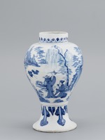 Schlanke Vase mit bauchig erweitertem Leib und zylindrischem Hals, dekoriert mit Chinoiserien und Kampfszenen auf der Wandung