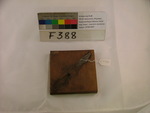 Holzplatte mit ehemals zwei eingelassenen künstlichen Magneten