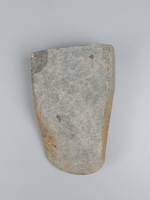 Fragment eines rechteckigen Steinbeils