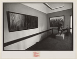Blick ins Treppenhaus der Neuen Galerie mit drei Gemälden des Künstlers