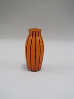 Vase mit schwarzen vertikalen Streifen