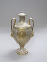 Amphorenvase mit Maskarons und Reliefmedaillon mit drei Frauen