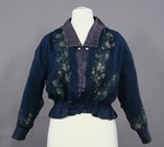 mehrlagige, blauviolette Jacke mit applizierter Blumenstickerei