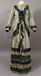 graues Damenkleid in Prinzessform mit Tournüre und Schleppe