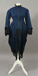 blaueTournürenjacke eines 2-teiligen Damenkleides