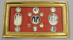 13 kleine Reliefmedaillons mit religiösen Motiven aus Elfenbein in einem Rahmen