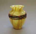 Vase mit Faden- und Noppendekor