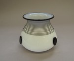 Gebauchte Vase mit Faden- und Noppendekor
