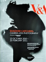 Plakat des Victoria and Albert Museum London zur Ausstellung "Shadow catchers: Camera-less photography"