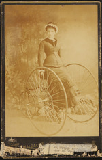 Unbekannte junge Frau mit Dreirad