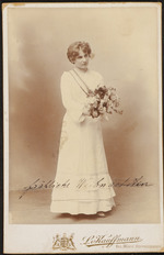 Junge Dame in Weiß mit Blumenstrauss