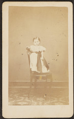 Unbekanntes Kind auf einem Stuhl stehend