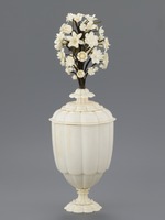 Vase mit Blumenstrauß (Maikrüglein)