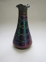Keulenförmige hohe Vase mit Fadenauflagen