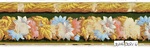 Bordüre mit Blumenranke mit hellblauen, rosa und weißen Blüten, mit goldgelben Blättern und gedrehtem Blattfries