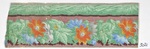Bordüre mit Blumenranke und gedrehtem Blattfries