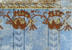 Tafel, Kat.Nr. 28 (Arnold-Katalog), Tapete mit floralen braunen Blütenmuster und floralen Längsteifen auf hellblauem Fond
