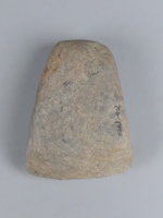 trapezförmiges Steinbeil aus Amphibolith