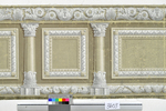Sockeltapete mit Kassettenfeldern, Akanthusblattornamenten und korinthischen Säulen