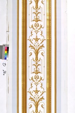 Pilastermotiv mit Goldrahmung und floralem Ornamentdekor aus dem "Décor Régence"