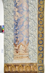 Dekortapete mit Marmorsäule auf graumarmoriertem Fond mit Palmettenornament und Rosettenbordüre
