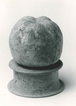 Granatapfel (oder Quitte?) auf separater Basis