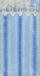Tafel, Kat.Nr. 23 (Arnold-Katalog) Draperietapete in blau-hellblau mit weißem Spitzenbesatz am Rand der Tapete