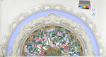 Deckentapete mit Rosette aus architektonischem Maßwerk und Blumenranken umgeben von Rocailleornamenten