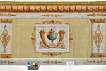 Sockeltapete mit marmorierten Feldern und goldenem Ornamentdekor