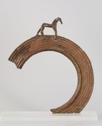 Griff eines geometrischen Dreifußkessels / Pferd