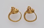 Paar goldene Ohrringe mit Stierköpfen