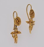 Paar goldene Ohrringe mit Eroten