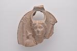 Plastische Lampe (Fragment): Artemis / Diana mit zwei Fackeln und Köcher